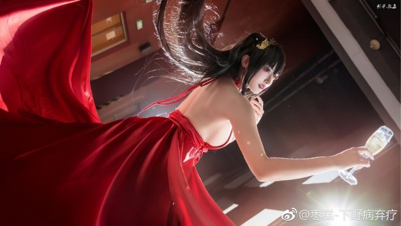Bộ ảnh cosplay nàng waifu Taihou nổi tiếng trong Azur Lane