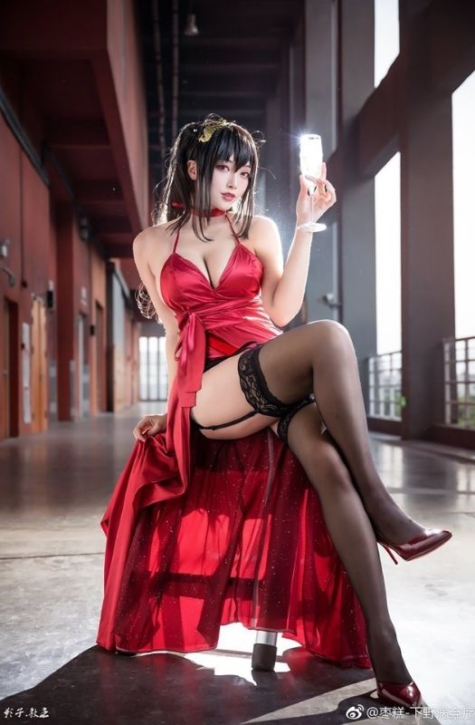 Bộ ảnh cosplay nàng waifu Taihou nổi tiếng trong Azur Lane