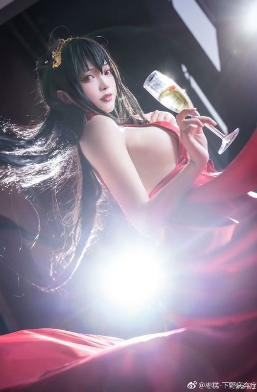 Bộ ảnh cosplay nàng waifu Taihou nổi tiếng trong Azur Lane