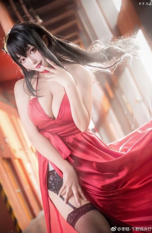 Bộ ảnh cosplay nàng waifu Taihou nổi tiếng trong Azur Lane