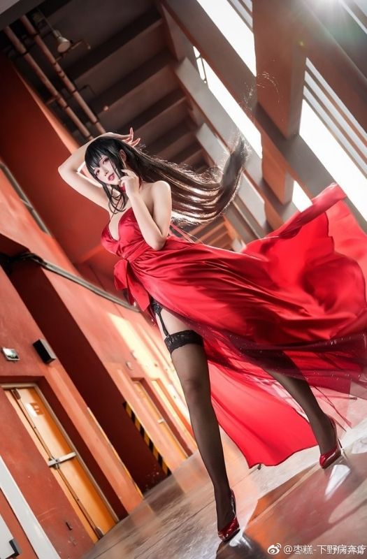 Bộ ảnh cosplay nàng waifu Taihou nổi tiếng trong Azur Lane