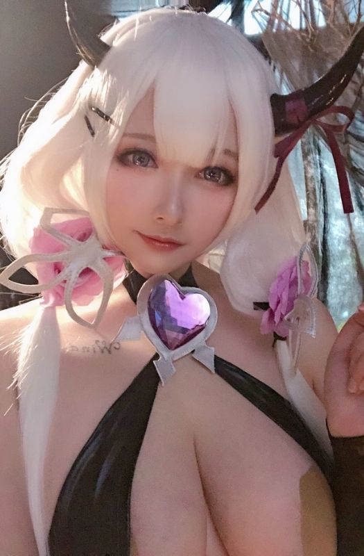 Bộ ảnh cosplay mỹ nhân HMS Illustrious trong Azur Lane khiến người xem phải bỏng mắt