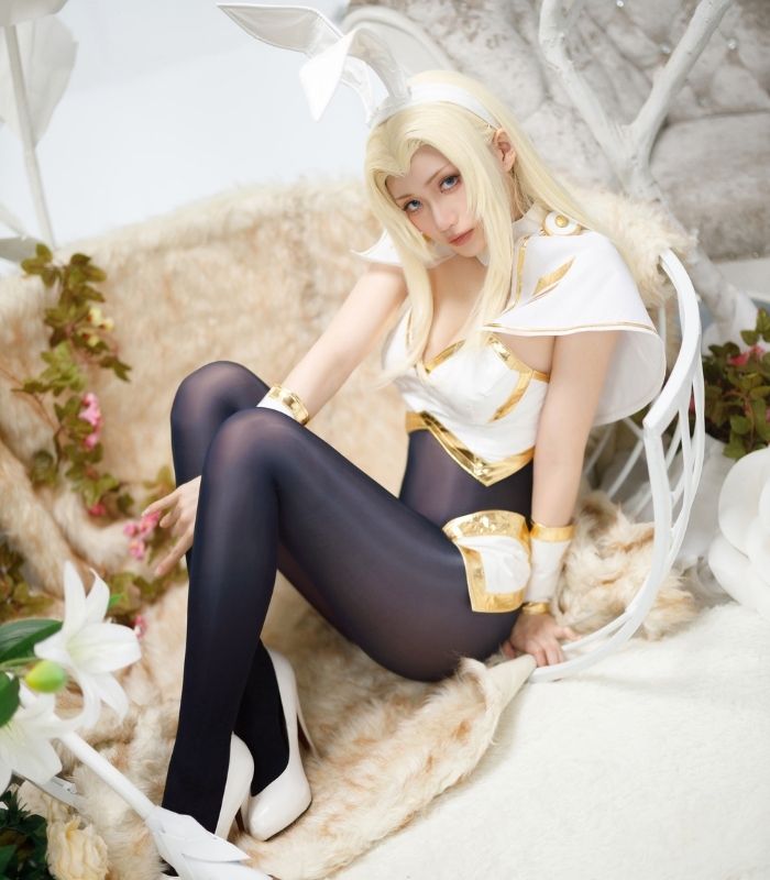 Bộ ảnh cosplay vị tướng Lux phiên bản đầy quyến rũ, "loá mắt" mắt người xem