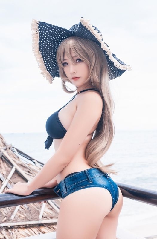 Loạt ảnh cosplay nhân vật Jean Bart phiên bản bikini với tâm hồn gợi cảm trong Azur Lane 