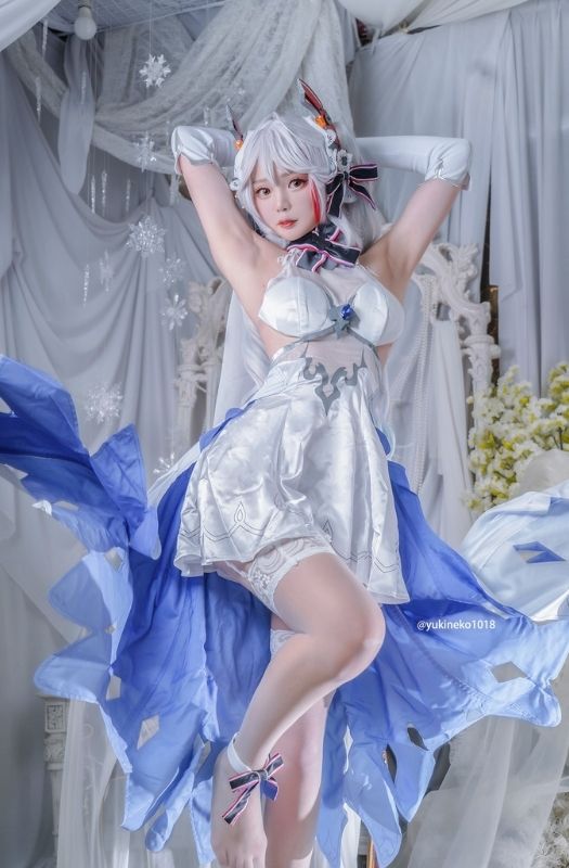 Loạt ảnh cosplay mỹ nhân Prinz Eugen trong tựa game di động Azur Lane