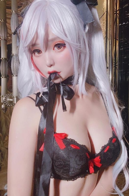 Loạt ảnh cosplay mỹ nhân Prinz Eugen trong tựa game di động Azur Lane