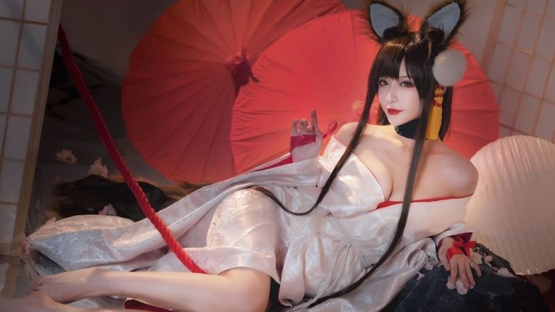Bộ ảnh cosplay Akagi lấp ló vòng một trong Azurlane