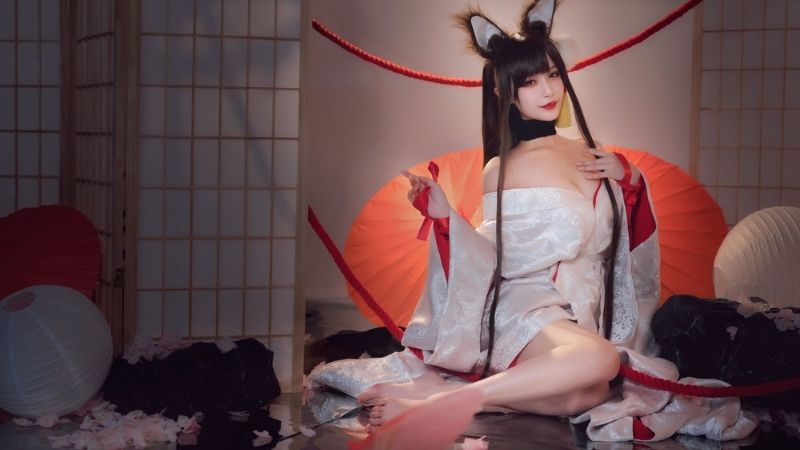 Bộ ảnh cosplay Akagi lấp ló vòng một trong Azurlane