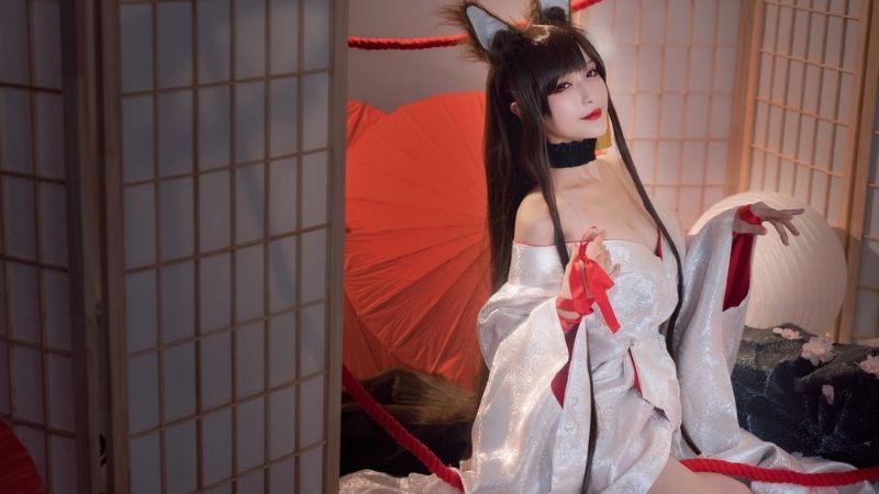 Bộ ảnh cosplay Akagi lấp ló vòng một trong Azurlane