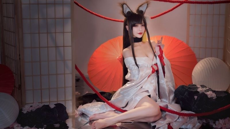 Bộ ảnh cosplay Akagi lấp ló vòng một trong Azurlane