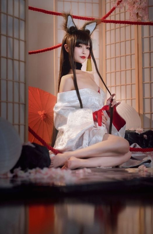 Bộ ảnh cosplay Akagi lấp ló vòng một trong Azurlane