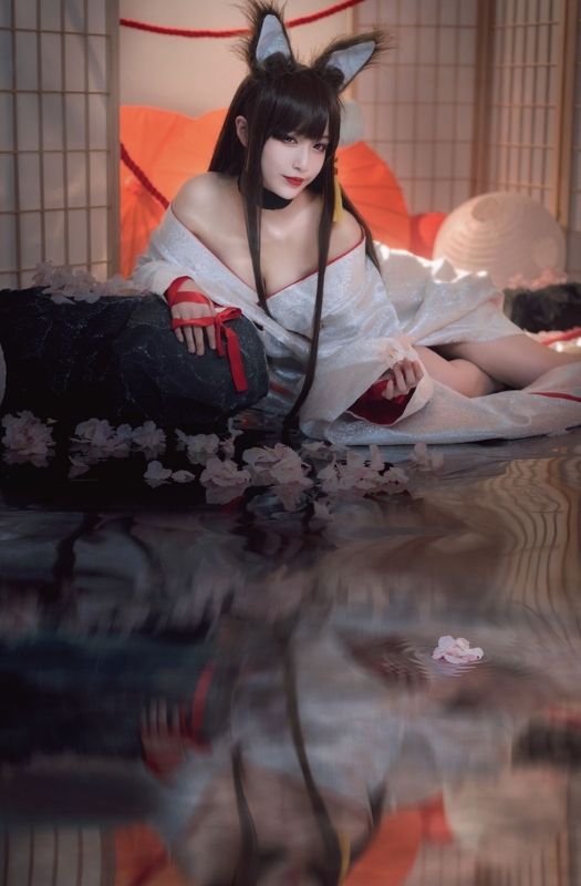 Bộ ảnh cosplay Akagi lấp ló vòng một trong Azurlane