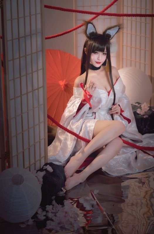 Bộ ảnh cosplay Akagi lấp ló vòng một trong Azurlane