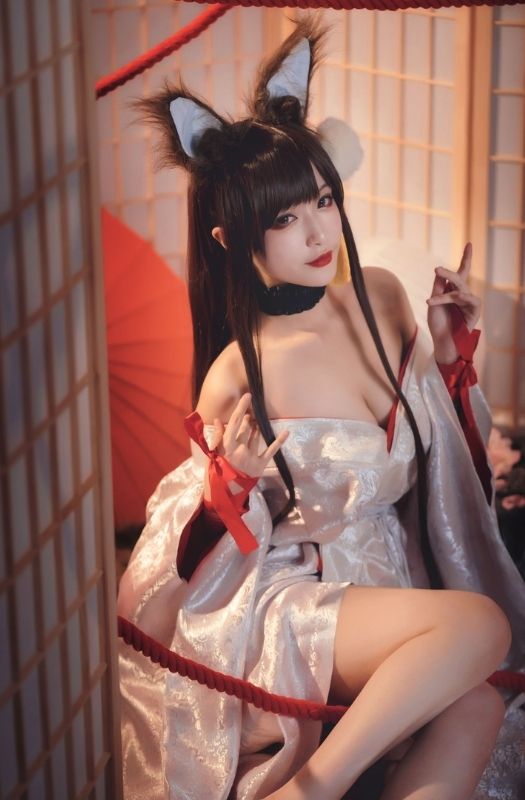 Bộ ảnh cosplay Akagi lấp ló vòng một trong Azurlane