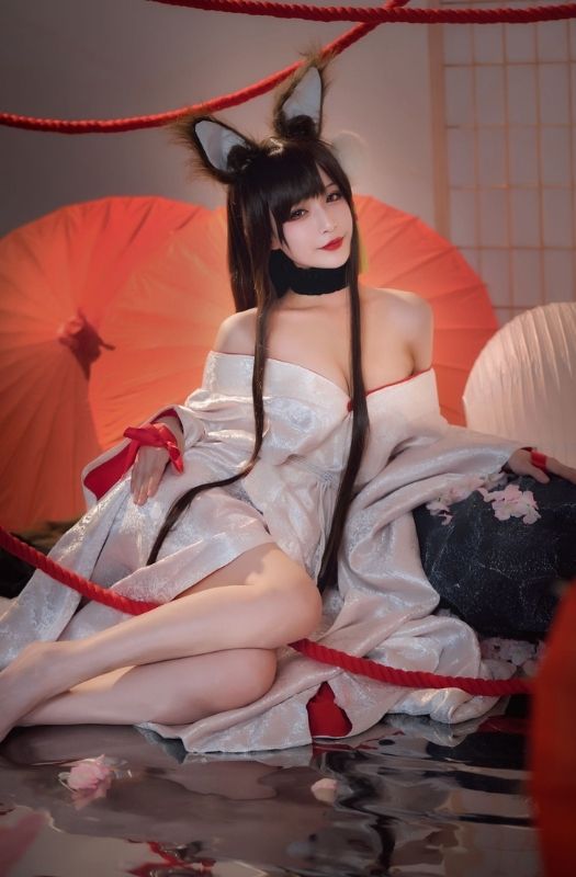 Bộ ảnh cosplay Akagi lấp ló vòng một trong Azurlane
