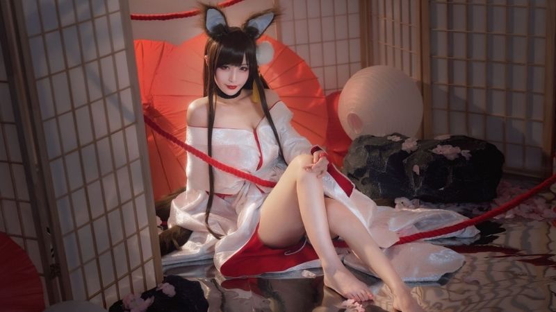 Bộ ảnh cosplay Akagi lấp ló vòng một trong Azurlane
