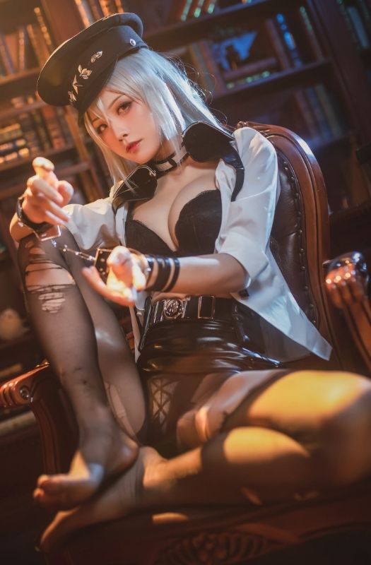 Bộ ảnh cosplay nhân vật Gangut cực kỳ khêu gợi trong game Azur Lane
