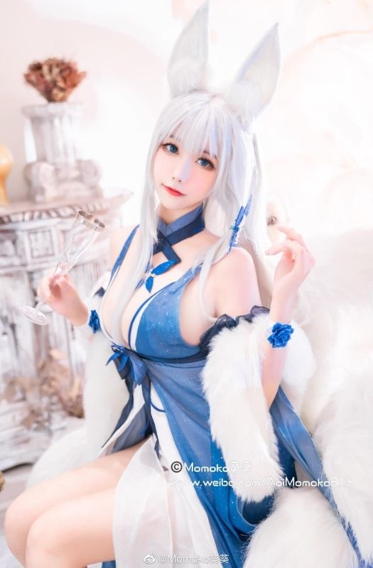 Loạt ảnh cosplay nhân vật Shinano với trang dạ hội vòng 1 hở bạo