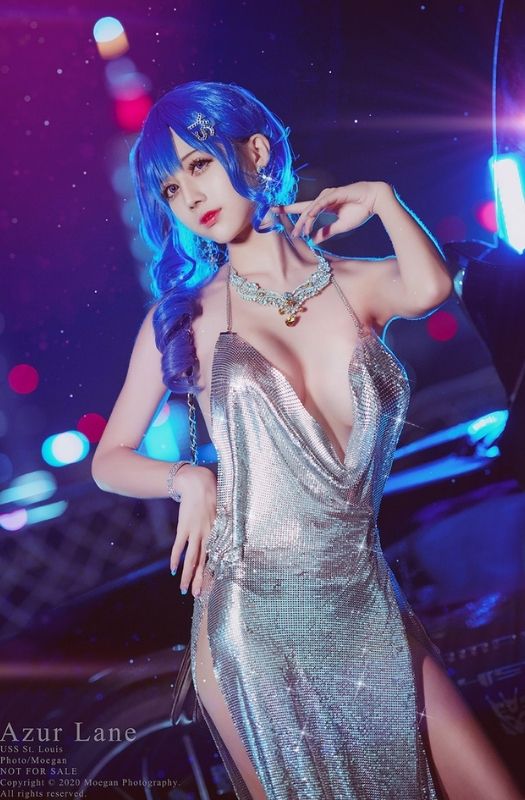 Bộ ảnh cosplay mỹ nhân St. Louis trong Azur Lane với khuôn ngực đầy đặn, gợi cảm
