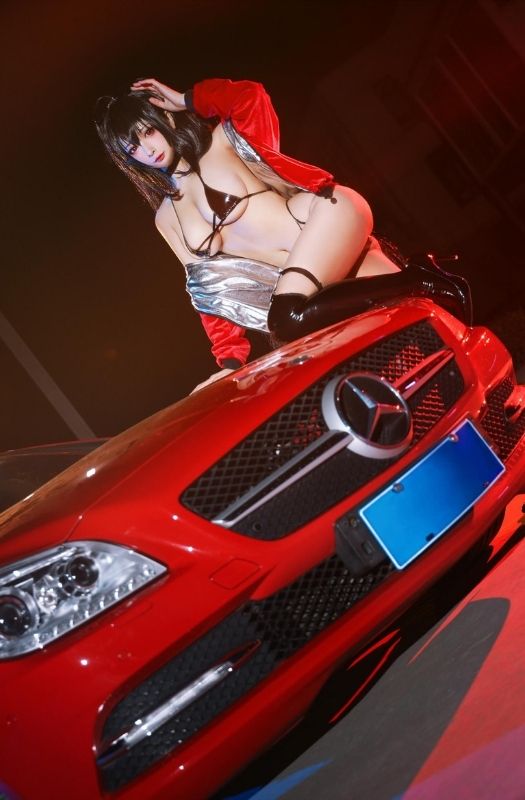 Bộ ảnh cosplay mỹ nhân Taihou của Azur Lane diện bikini sexy