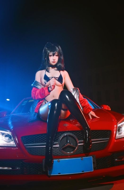 Bộ ảnh cosplay mỹ nhân Taihou của Azur Lane diện bikini sexy