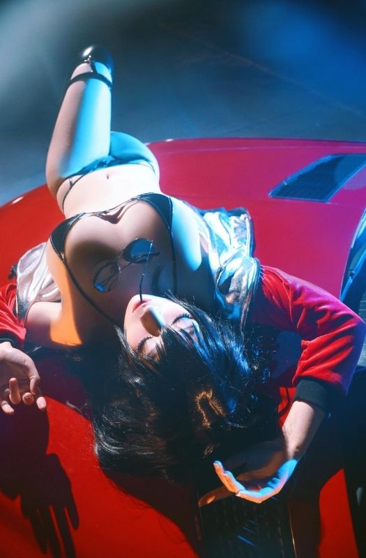 Bộ ảnh cosplay mỹ nhân Taihou của Azur Lane diện bikini sexy
