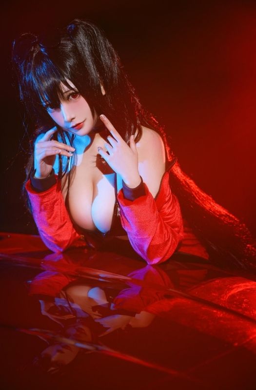 Bộ ảnh cosplay mỹ nhân Taihou của Azur Lane diện bikini sexy