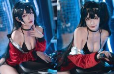 Loạt ảnh cosplay nàng Taihou trong Azur Lane bên chiếc môtô cực ngầu và gợi cảm