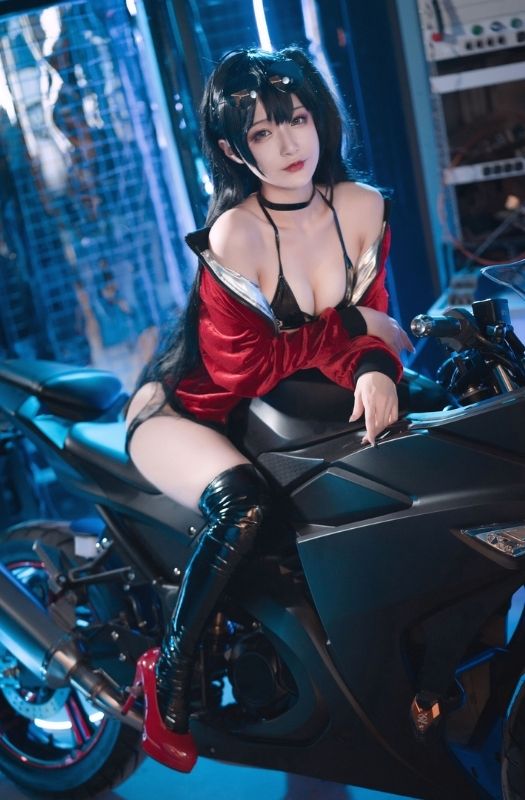 Bộ ảnh cosplay mỹ nhân Taihou trong Azur Lane cưỡi môtô cực ngầu và quyến rũ
