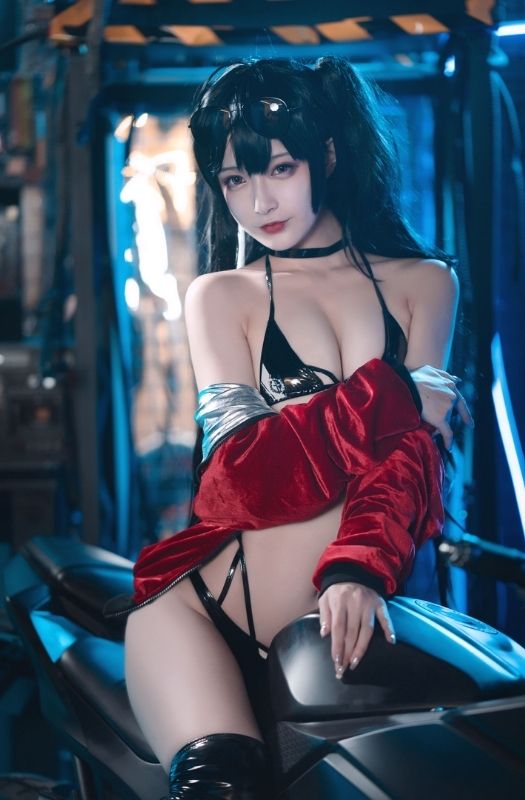 Bộ ảnh cosplay mỹ nhân Taihou trong Azur Lane cưỡi môtô cực ngầu và quyến rũ