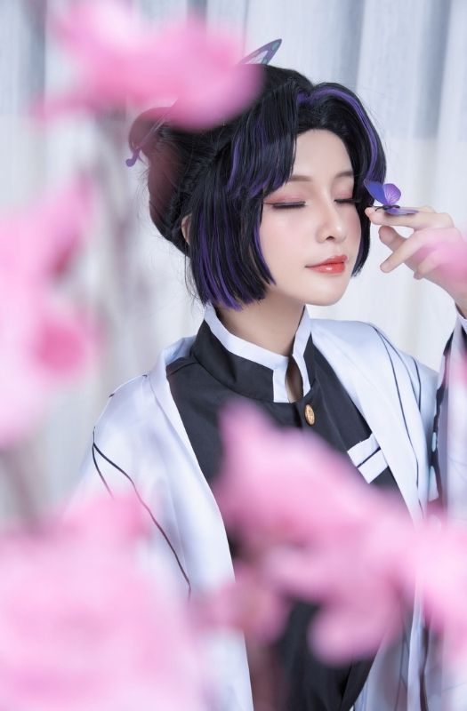 Bộ ảnh cosplay Trùng trụ Shinobu của Kimetsu no Yaiba vô cùng xuất sắc và không kém phần nóng bỏng
