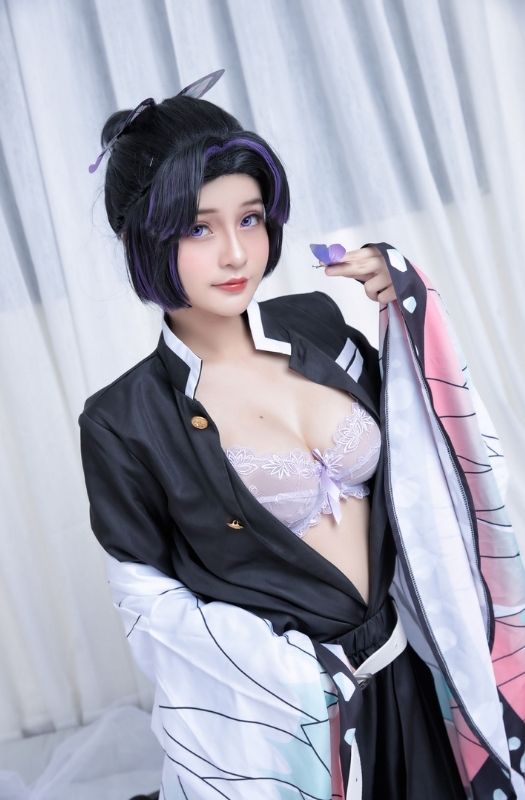 Bộ ảnh cosplay Trùng trụ Shinobu của Kimetsu no Yaiba vô cùng xuất sắc và không kém phần nóng bỏng