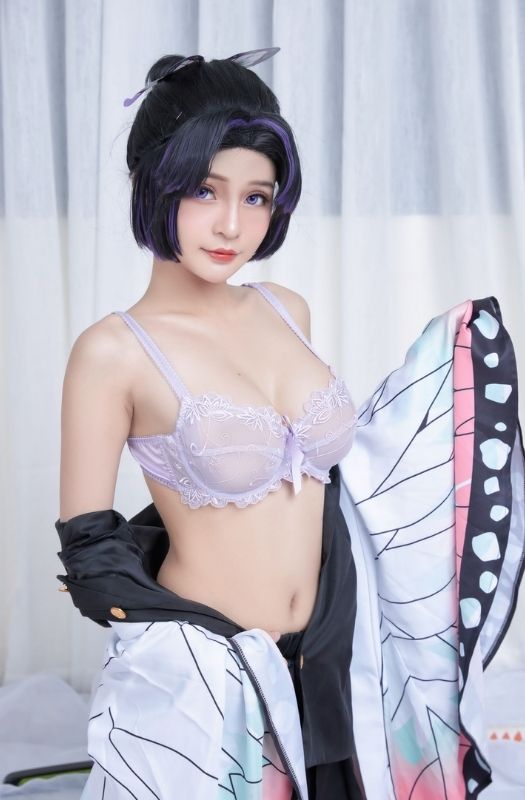 Bộ ảnh cosplay Trùng trụ Shinobu của Kimetsu no Yaiba vô cùng xuất sắc và không kém phần nóng bỏng
