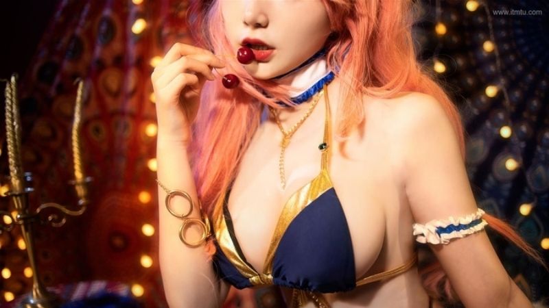 Loạt ảnh cosplay "nàng cáo" Ahri bốc lửa trong LMHT