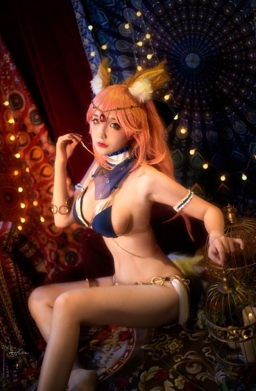Loạt ảnh cosplay "nàng cáo" Ahri bốc lửa trong LMHT