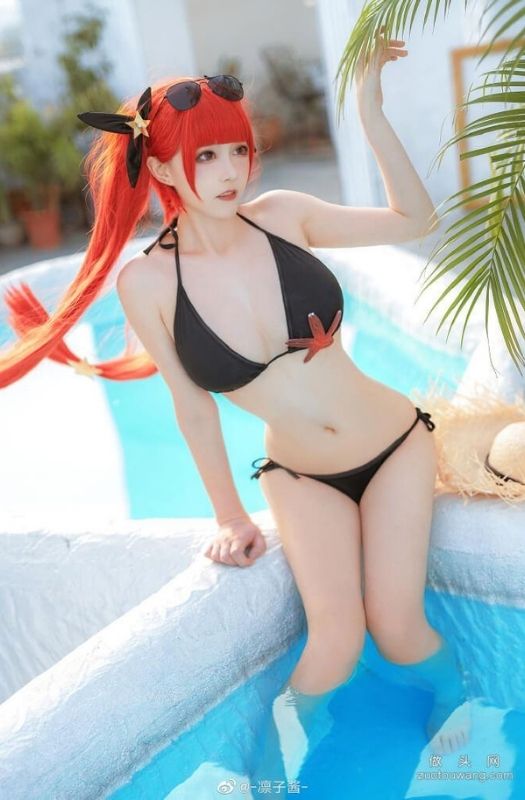 Loạt ảnh cosplay mỹ nhân USS Honolulu diện bikini gợi cảm