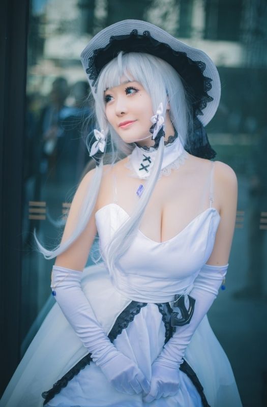 Bộ ảnh cosplay mỹ nhân HMS Illustrious gợi cảm trong Azur Lane