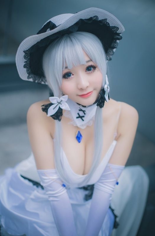 Bộ ảnh cosplay mỹ nhân HMS Illustrious gợi cảm trong Azur Lane