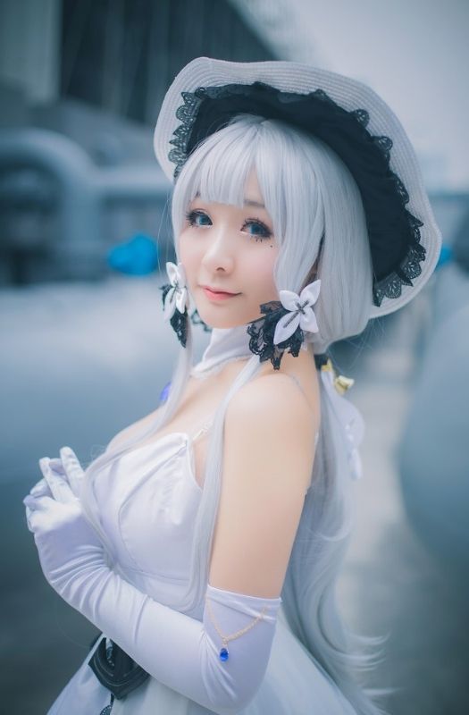 Bộ ảnh cosplay mỹ nhân HMS Illustrious gợi cảm trong Azur Lane