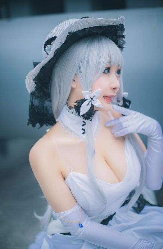 Bộ ảnh cosplay mỹ nhân HMS Illustrious gợi cảm trong Azur Lane