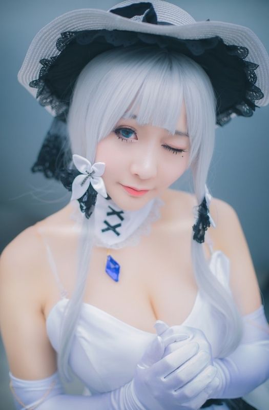 Bộ ảnh cosplay mỹ nhân HMS Illustrious gợi cảm trong Azur Lane