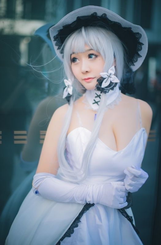Bộ ảnh cosplay mỹ nhân HMS Illustrious gợi cảm trong Azur Lane