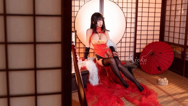 Loạt ảnh cosplay mỹ nhân Taihou "3 đầu" trong Azur Lane 