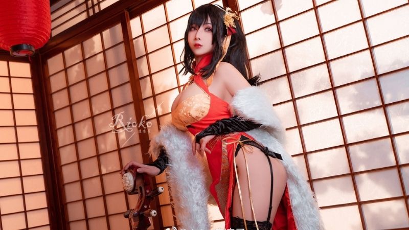Loạt ảnh cosplay mỹ nhân Taihou "3 đầu" trong Azur Lane 