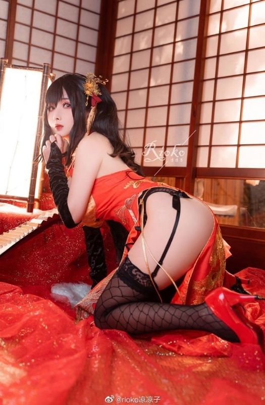 Loạt ảnh cosplay mỹ nhân Taihou "3 đầu" trong Azur Lane 
