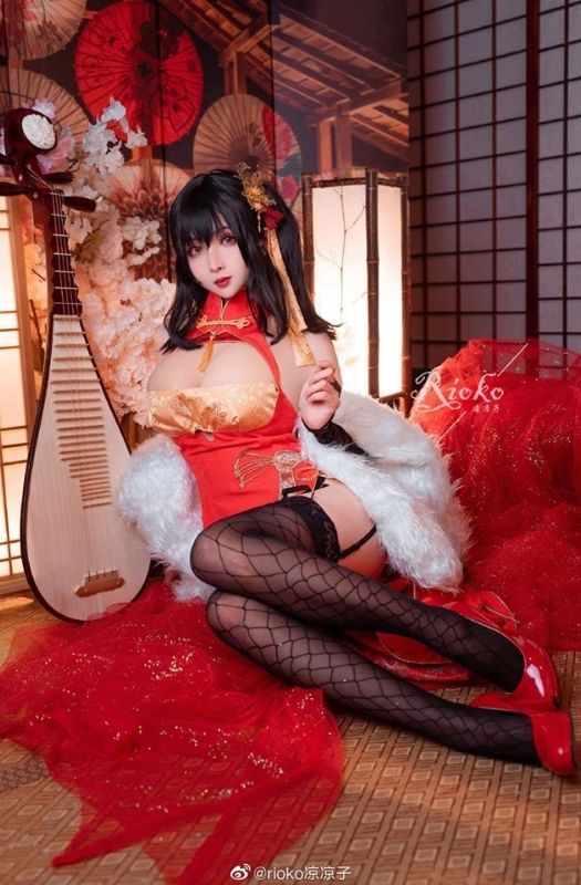 Loạt ảnh cosplay mỹ nhân Taihou "3 đầu" trong Azur Lane 