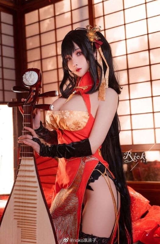 Loạt ảnh cosplay mỹ nhân Taihou "3 đầu" trong Azur Lane 
