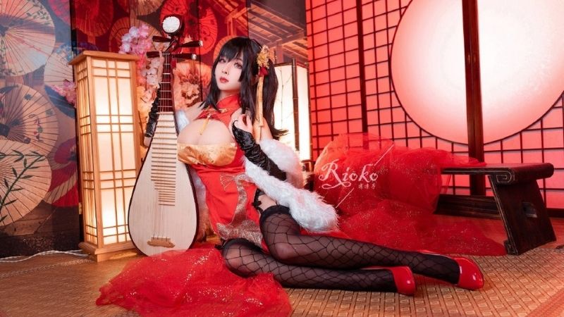 Loạt ảnh cosplay mỹ nhân Taihou "3 đầu" trong Azur Lane 