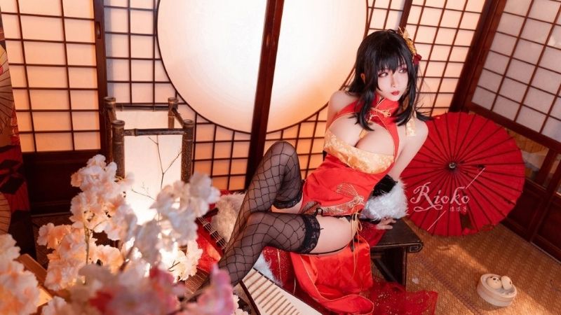 Loạt ảnh cosplay mỹ nhân Taihou "3 đầu" trong Azur Lane 
