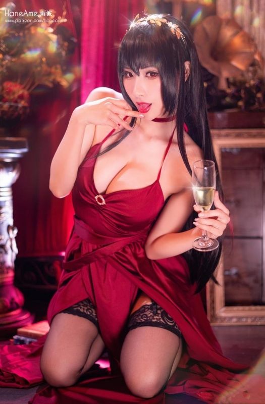 Bộ ảnh cosplay mỹ nhân Taihou với tâm hồn cực kỳ gợi cảm trong Azur Lane